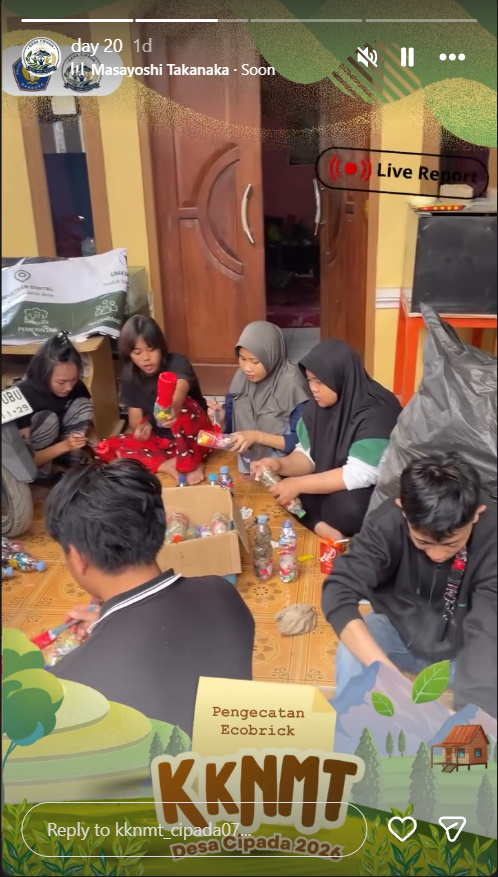 KKNM-T Kelompok 7 Desa Cipada Lakukan Pengecatan Ecobrick untuk Dukung Lingkungan Berkelanjutan